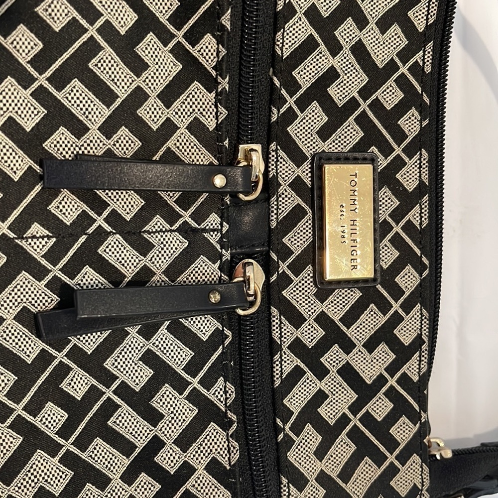 Tommy Hilfiger women’s strapped cross bag - Picture 4 of 8